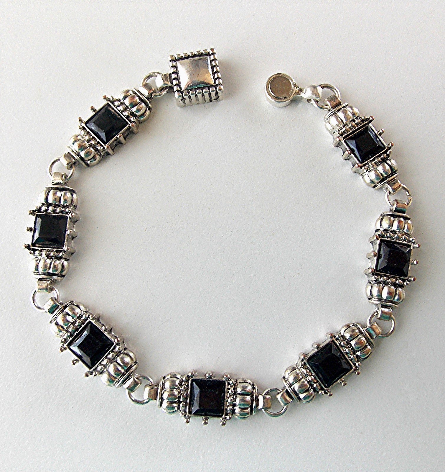 VINTAGE SILVER TONE LINK BRACELET WITH BLACK GLASS CABOCHONS & A MAGNETIC CLASP
