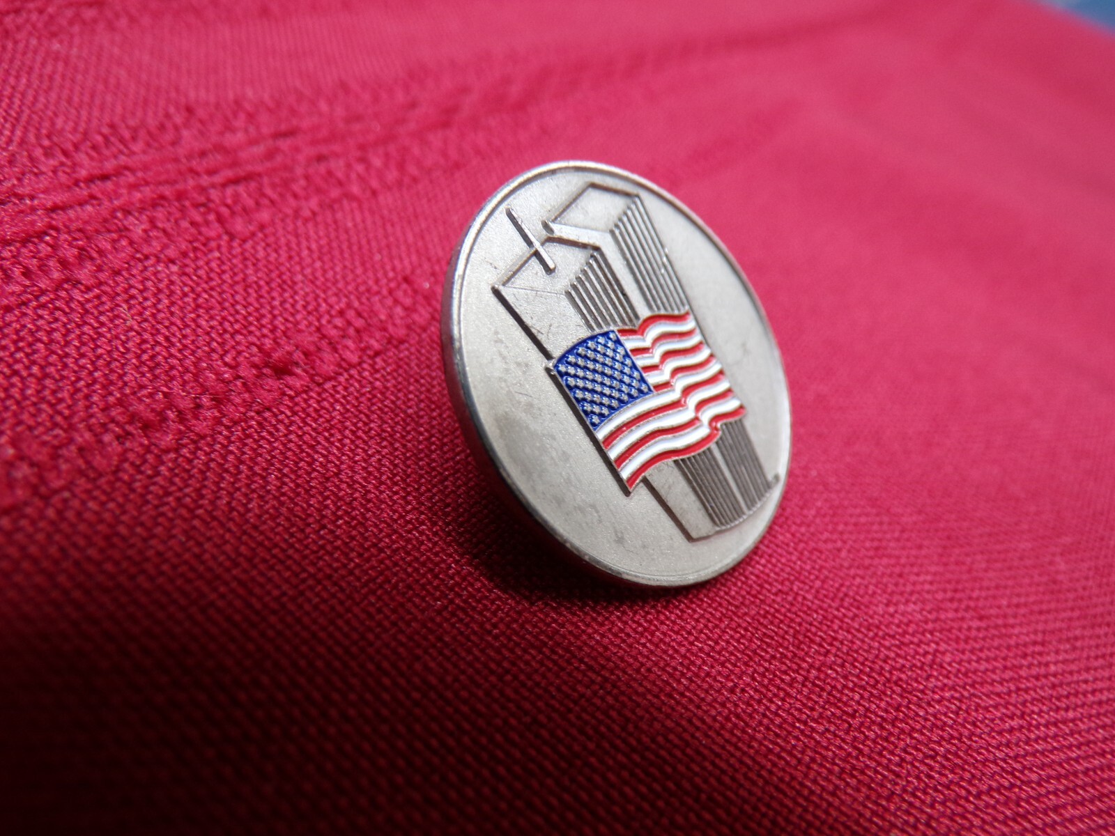 VINTAGE TWIN TOWERS NEW YORK AMERICAN ENAMEL FLAG ON PEWTER METAL PIN BROOCH