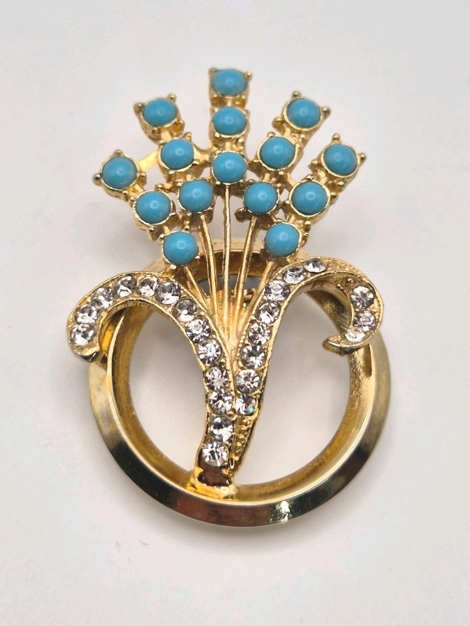 VINTAGE TURQUOISE GLASS CRYSTAL RHINESTONES GOLD TONE FLORAL BOUQUET BROOCH.