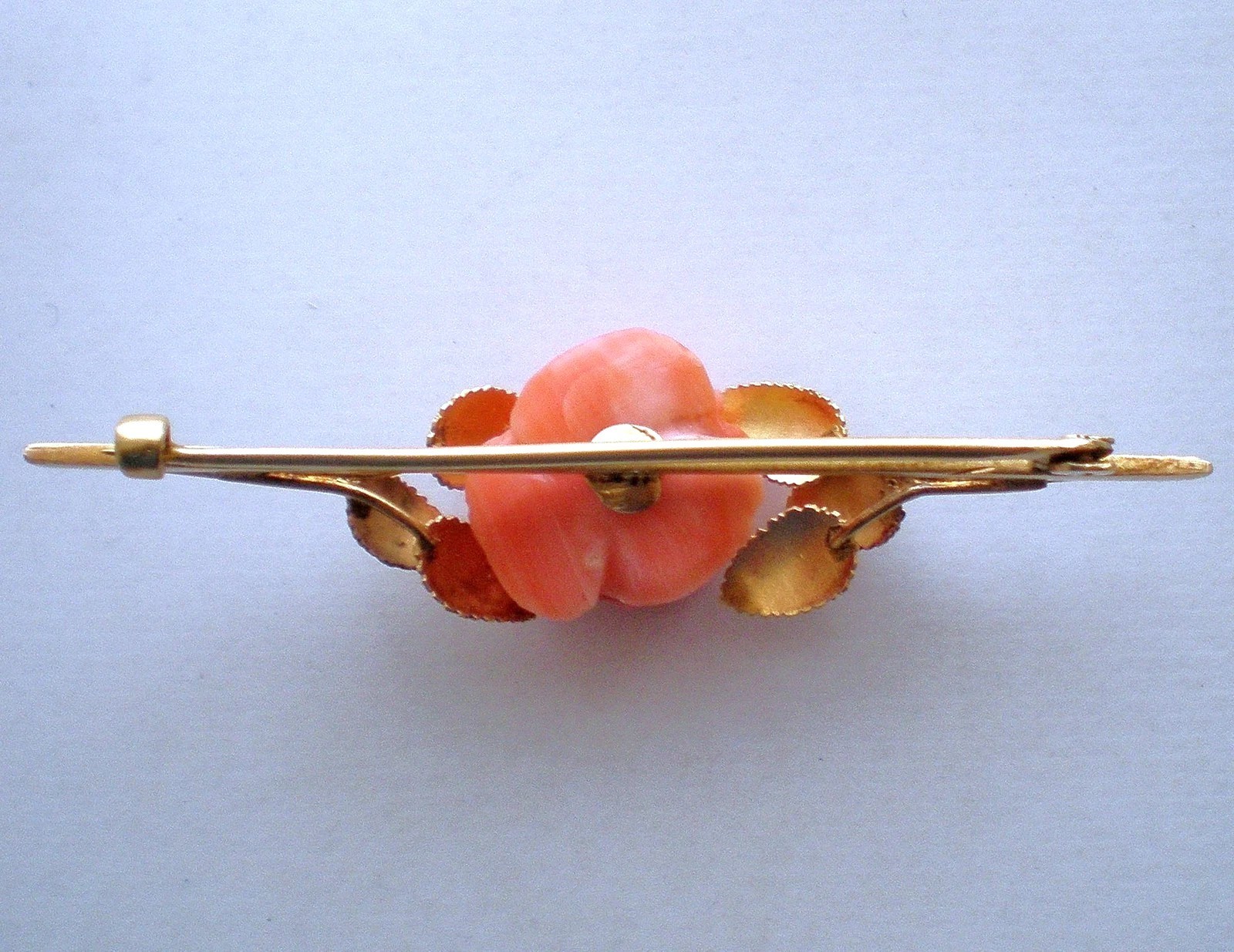 Vintage Solid 18K Yellow Gold Carved Salmon Pink Coral Rose Flower Brooch Pin