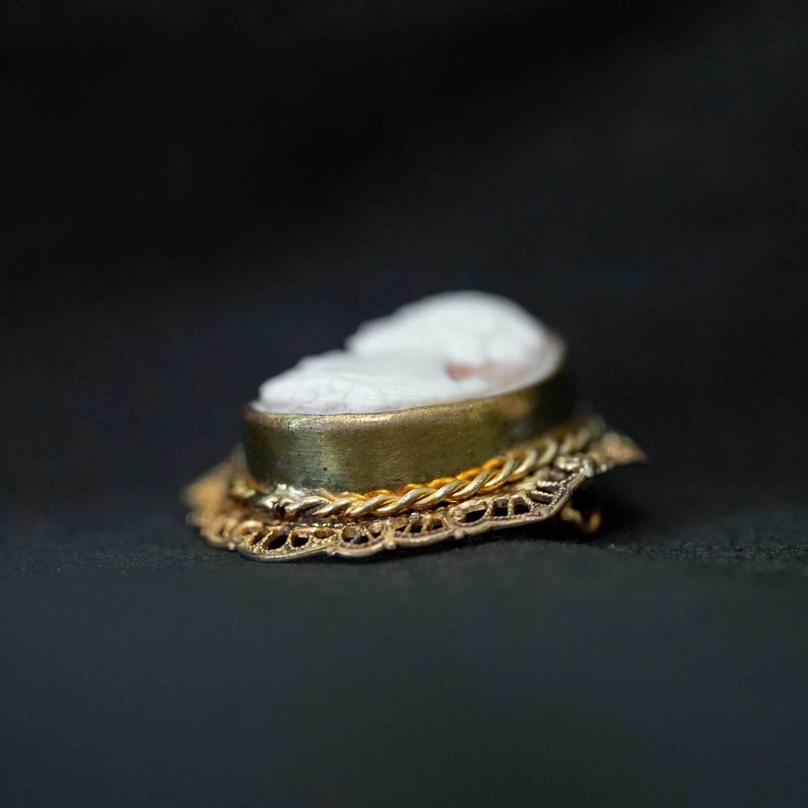 🕊️ Gold Cameo Brooch 🌸 Art Deco Filigree Lady Portrait c.1930s