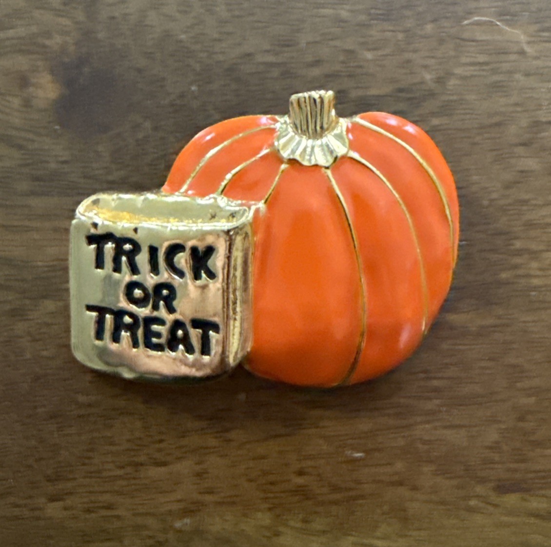 TRICK OR TREAT METAL & ENAMEL FINISH PUMPKIN HALLOWEEN BROOCH PIN JEWELRY VTG