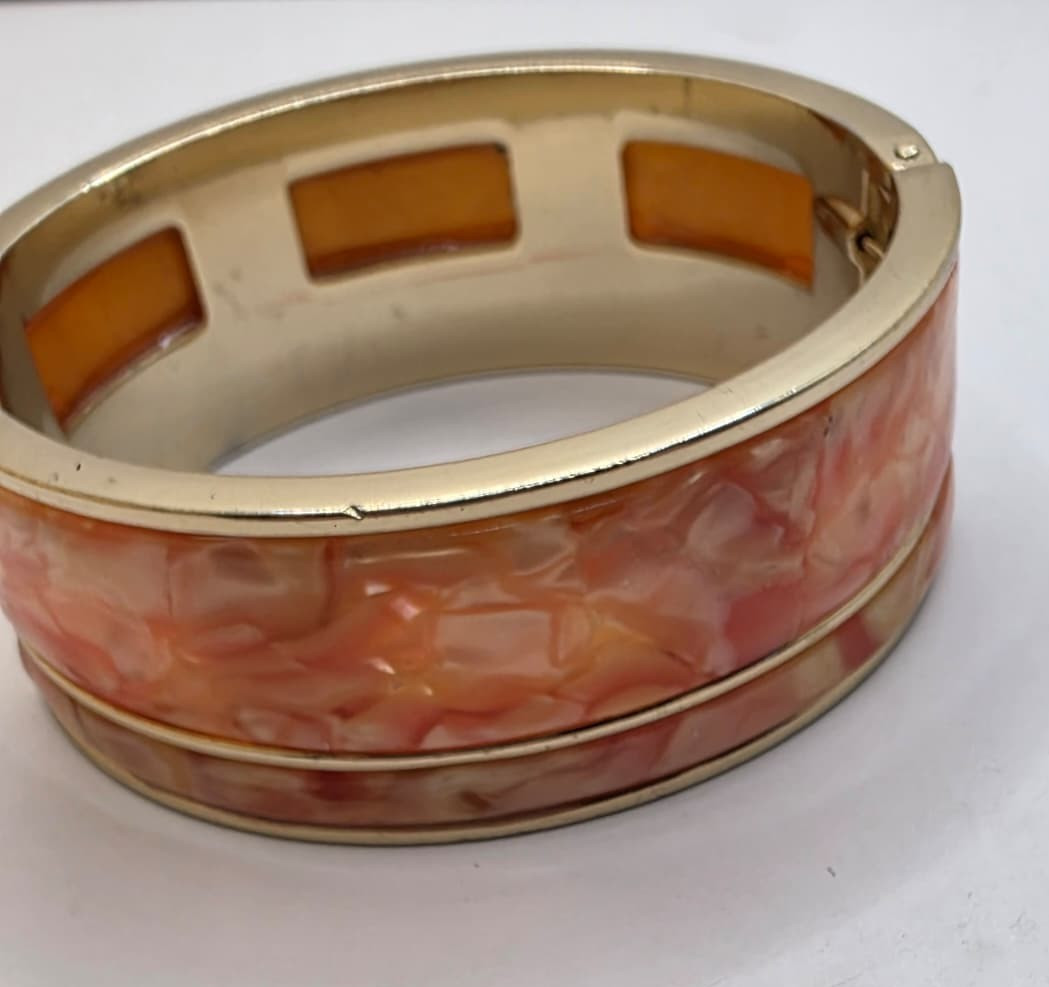 Gold Tone Hinged Bangle Bracelet with Marbled Resin Inlay Fashion Jewelry 7in N4