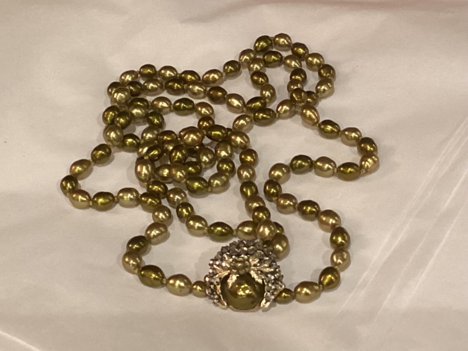 VINTAGE AUTHENTIC HAND KNOTTED OLIVE GREEN NATURAL PEARLS UNIQUE CLASP NO RES
