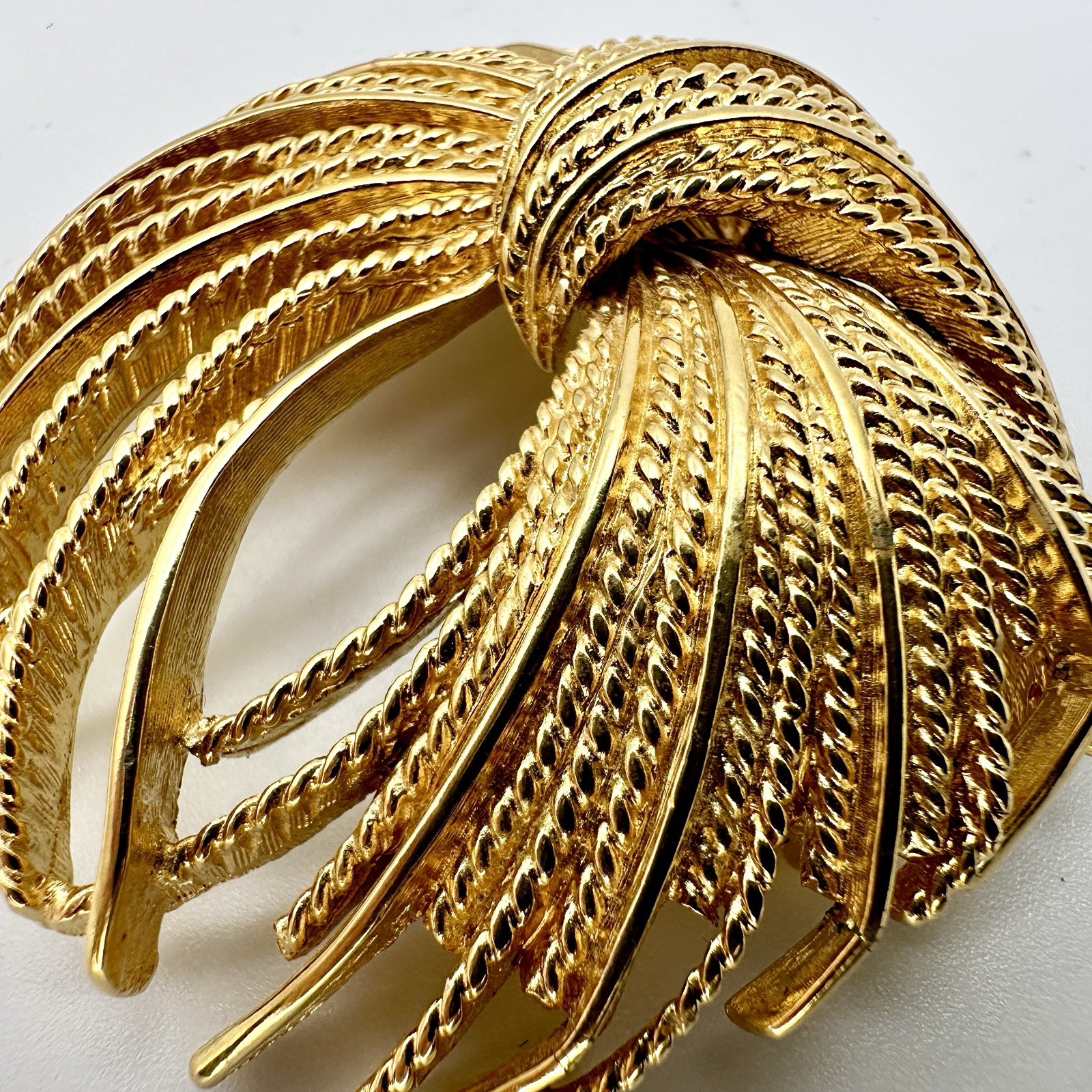 VTG MONET Cordelia Mirador Brooch Gold Tone Fire Works Knotted Rope Pin 2”