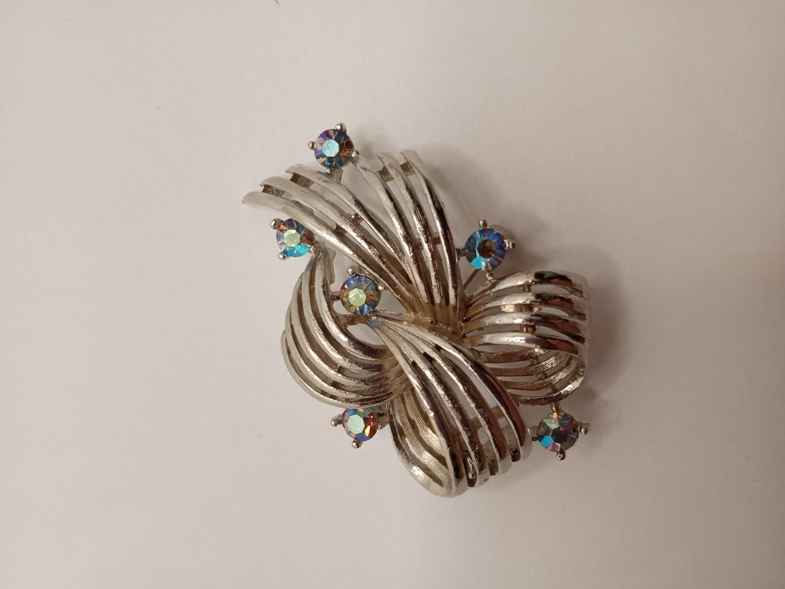 Vintage Signed Lisner Silver Tone Rhinestone Swirl Ribbon Brooch Pin