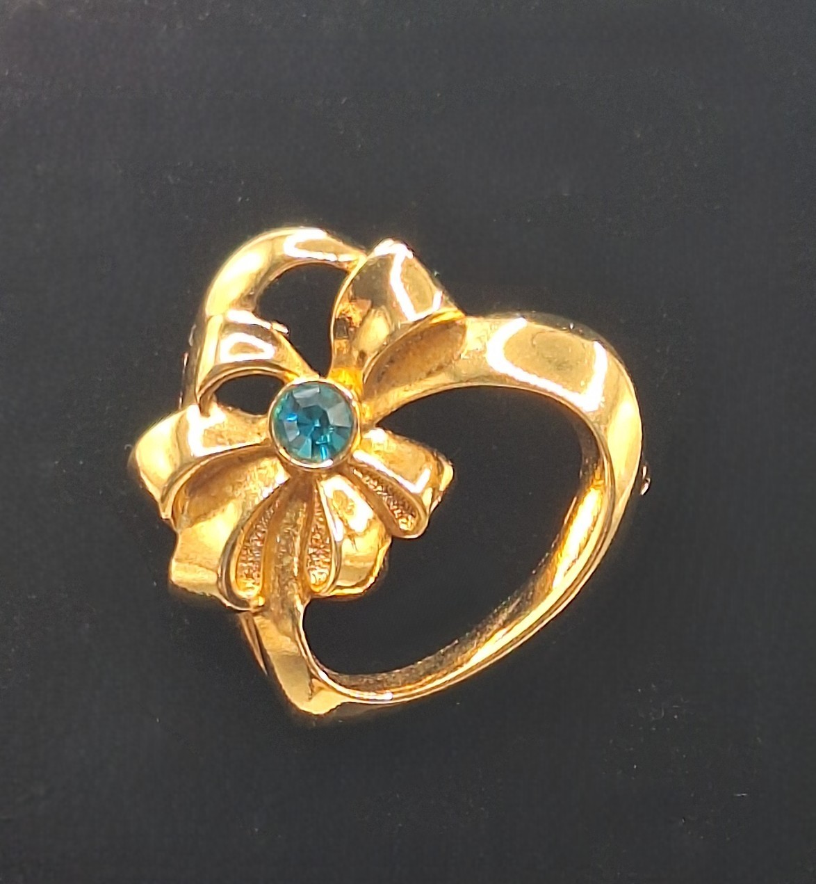 Vintage Avon Gold-tone Heart Bow May Emerald Green Crystal Birthstone Brooch