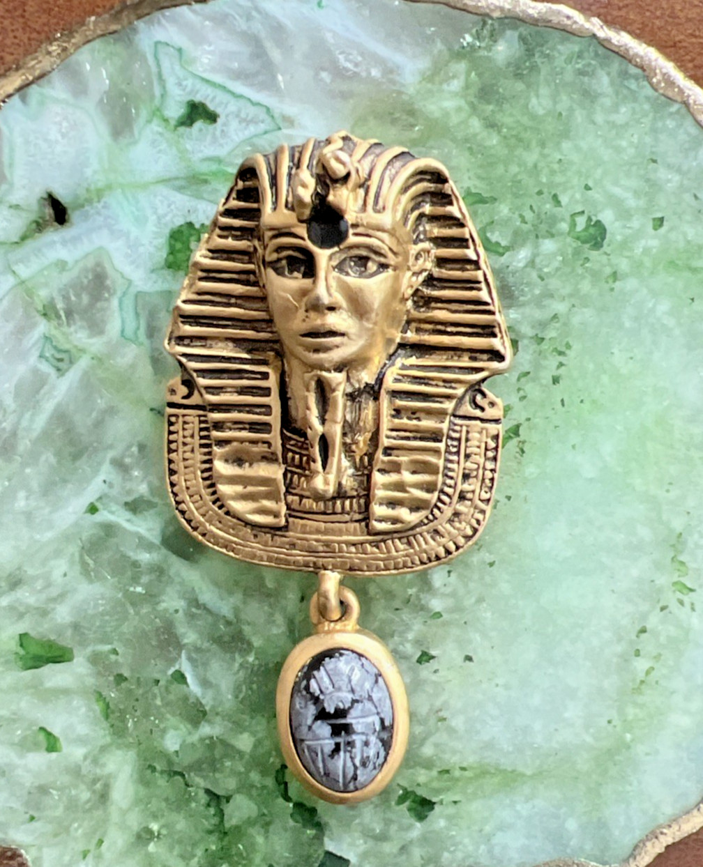 VINTAGE 1978 SIGNED TS PHARAOH SCARAB BROOCH CABOCHON DANGLE YELLOW GOLD PLATED