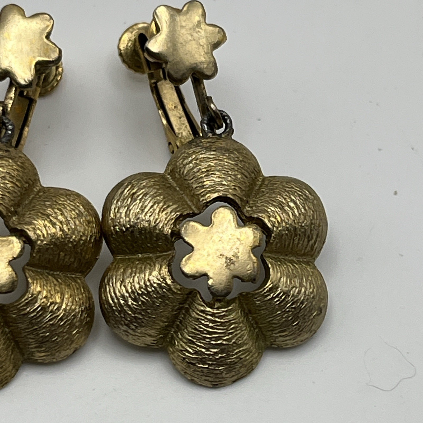 Vintage Beautiful Goldtone Daisy Flower Adjustable Clip On Earrings 1970s