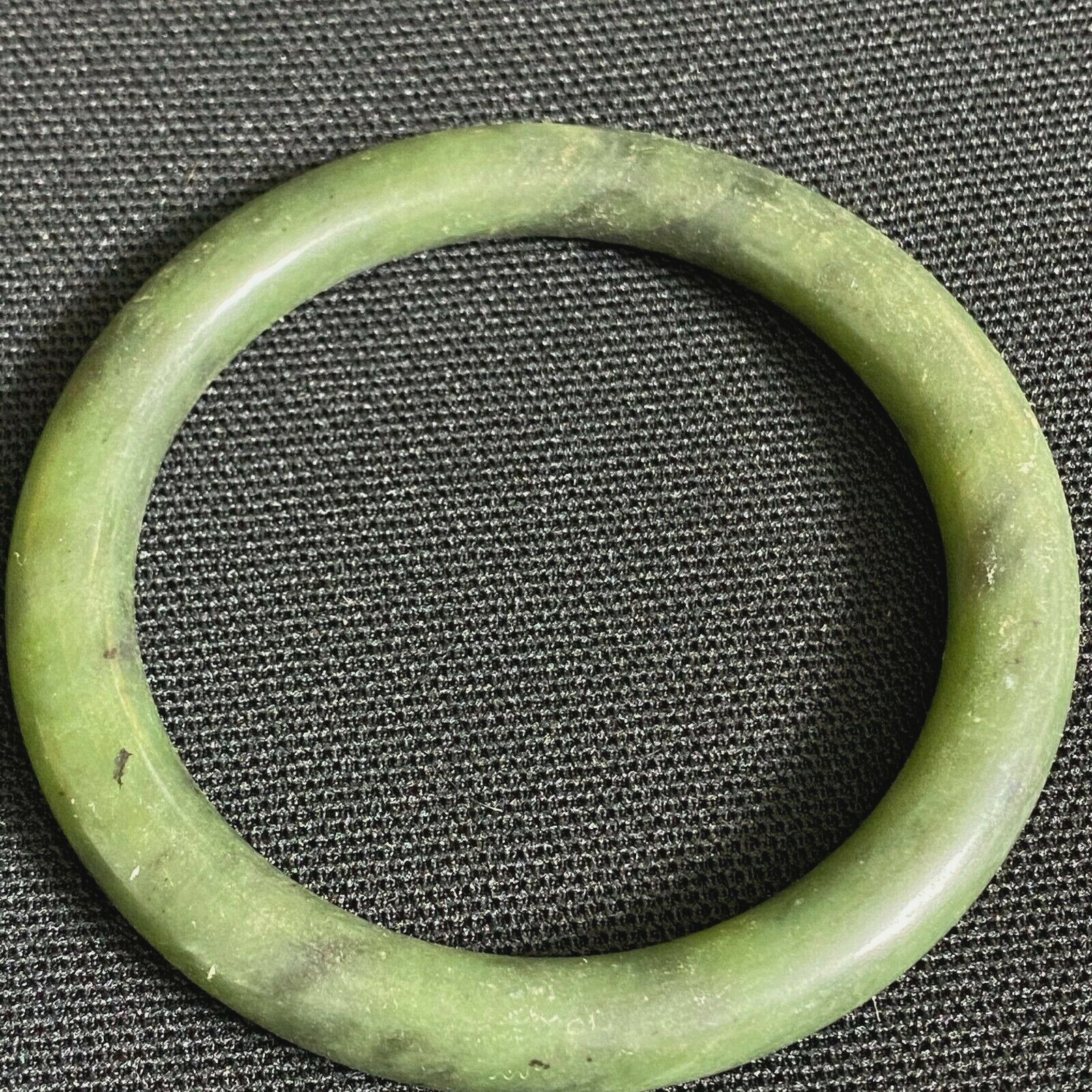 CLASSIC STURDY LOVELY VINTAGE ESTATE GREEN QUARTZ BANGLE BRACELET 7 3/8″ LONG