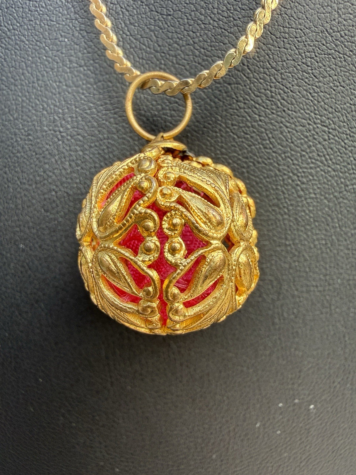 Vintage CITATION signed gold fillagree caged ribbon ornament pendant necklace