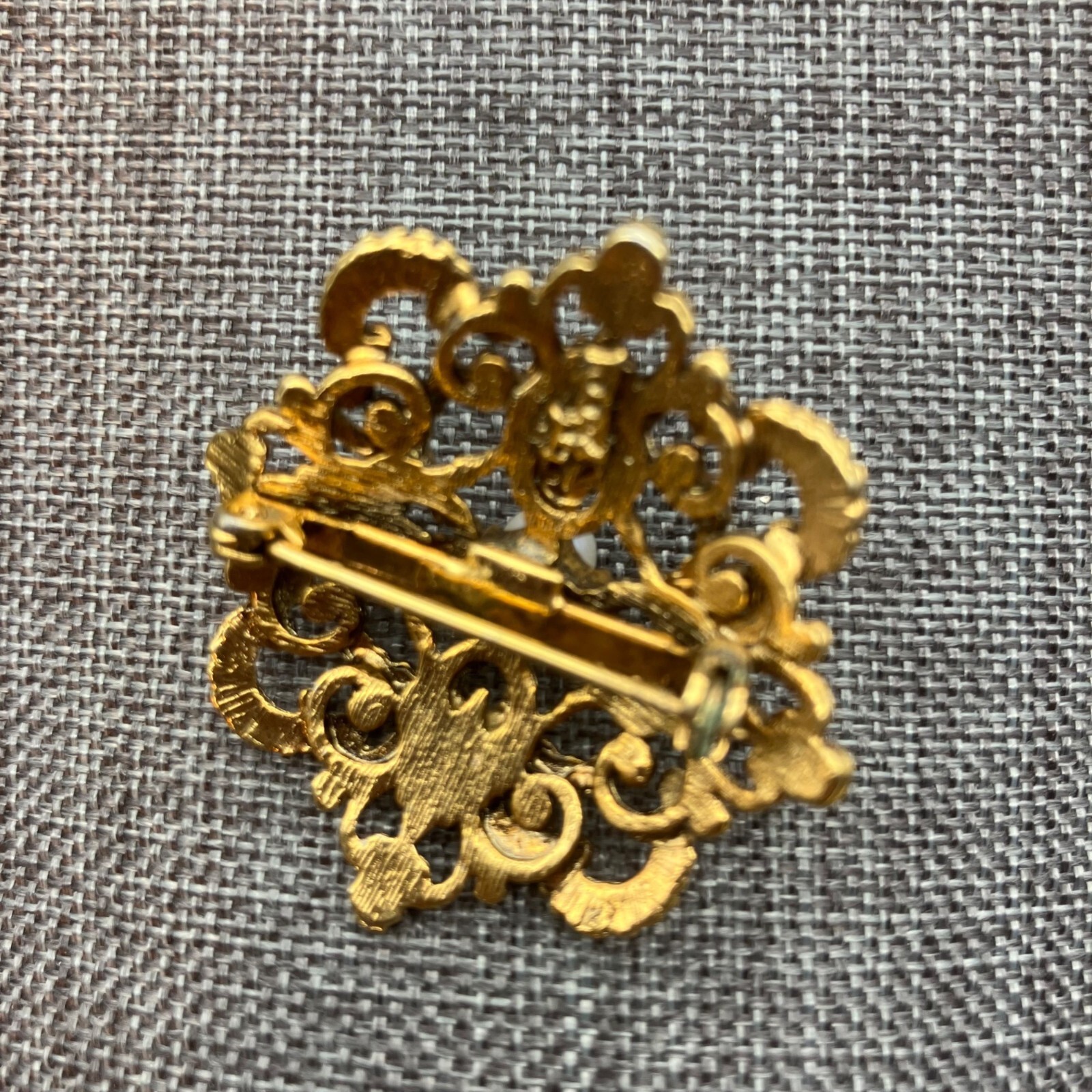 Tacoa Flower Brooch Pin 1.5 In Gold Pearl Ornate Floral Vintage Retro Elegant