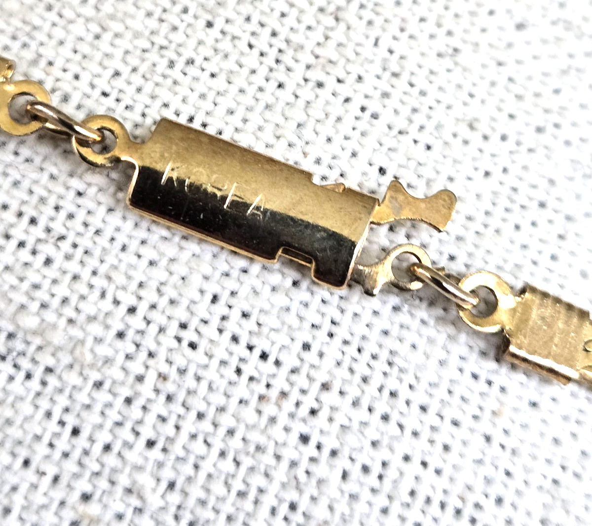 Vintage Gold Tone Herringbone Chain Necklace 29.75″ Fish Hook Clasp 1/8″W