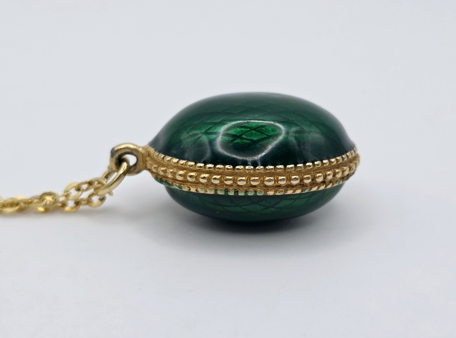 Vintage Gold Tone Green Guilloche Enamel Egg Pendant Necklace Criss Cross Charm