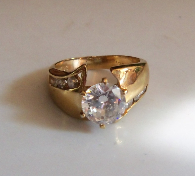 18k GE Ring w/Large CZ Stone & Side Channel Set Stones Size 7 RSC VERY NICE