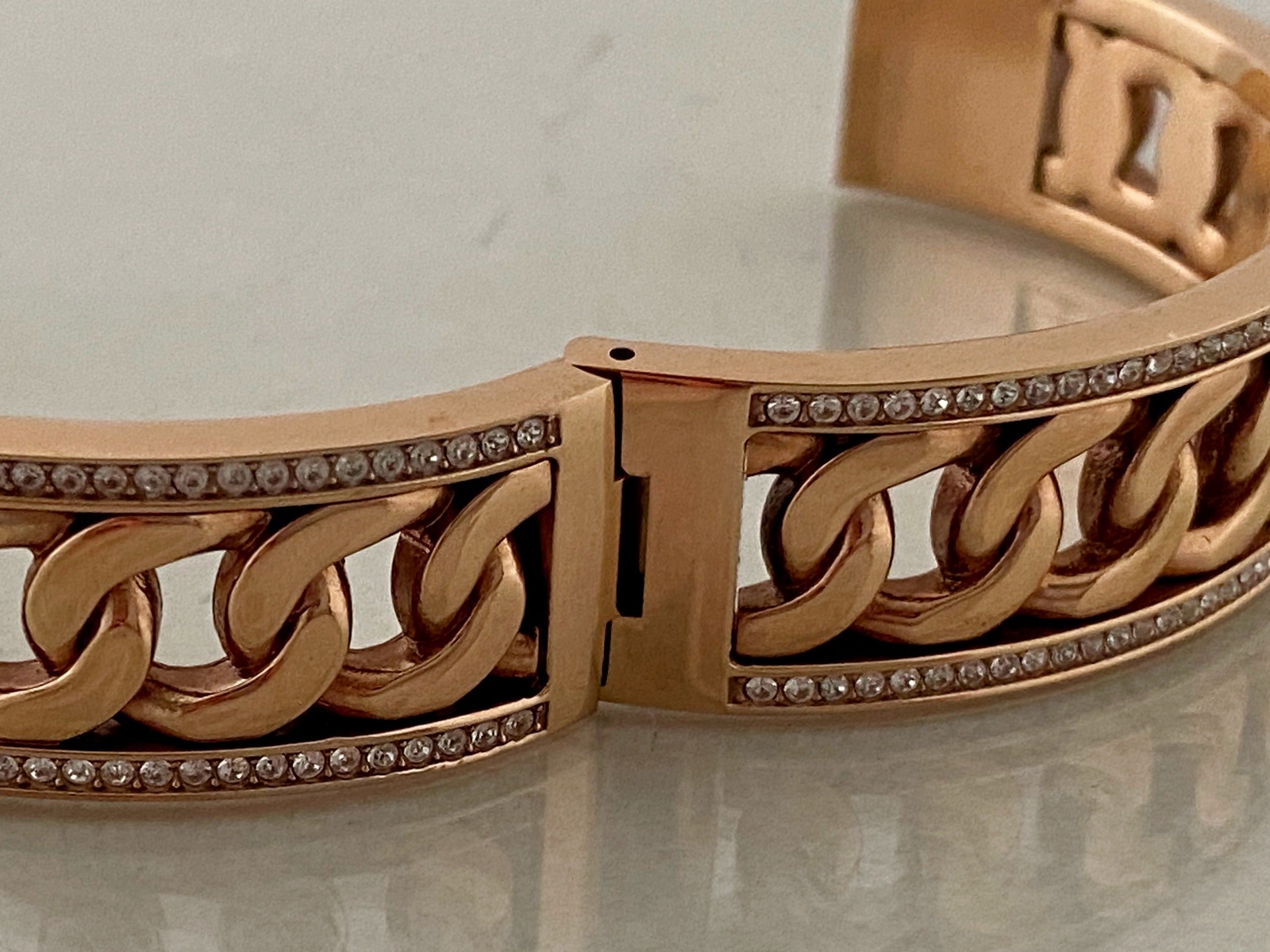 HENRI BENDEL New York Gold Tone Curb Chain Design Hinged Bracelet | Chunky