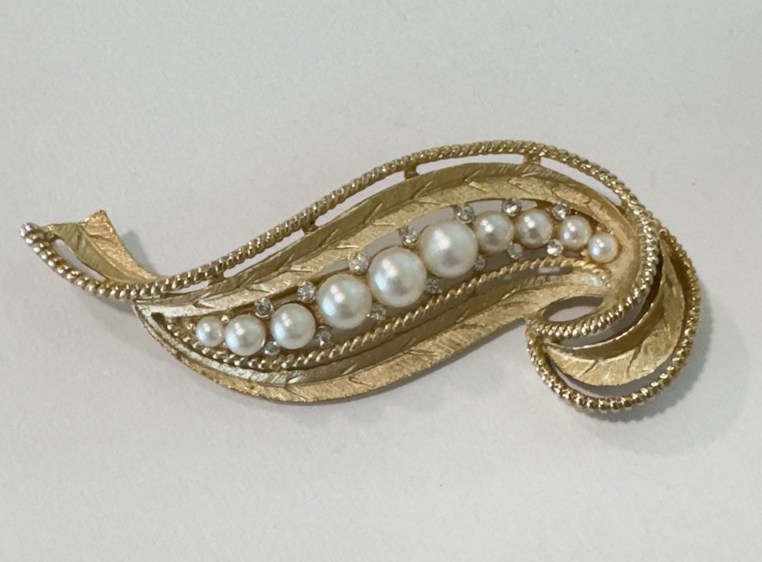 Vintage Crown Trifari Swirl Ribbon with Pearl & Rhinestone Brooch Gold Signed