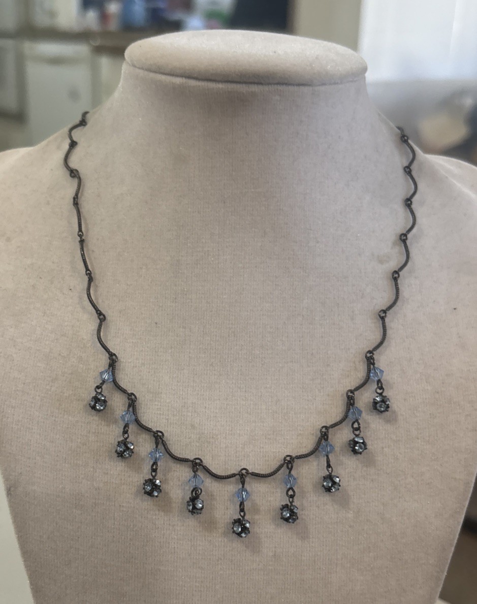Vintage AUSTRIAN CRYSTAL USA – Brass tone Dangle Elegant Blue Crystals Necklace