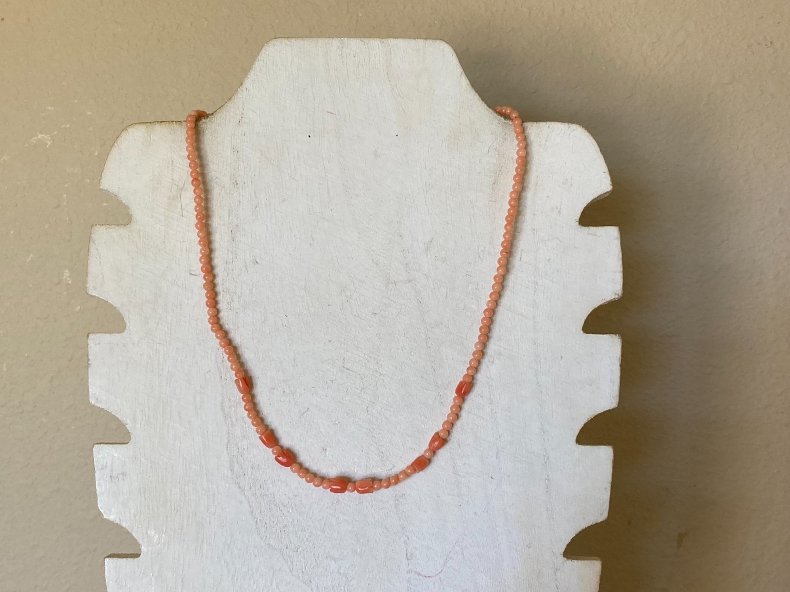 Vintage Natural Pink Coral Bead Necklace with Carved Tulip Accents – 17″
