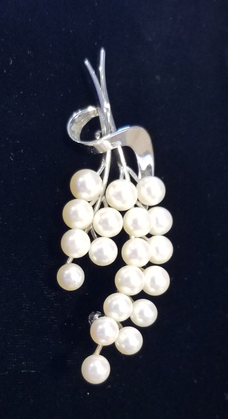 Classic Modern sterling Silver Bunch of Grapes High Luster Pearl Brooch pin