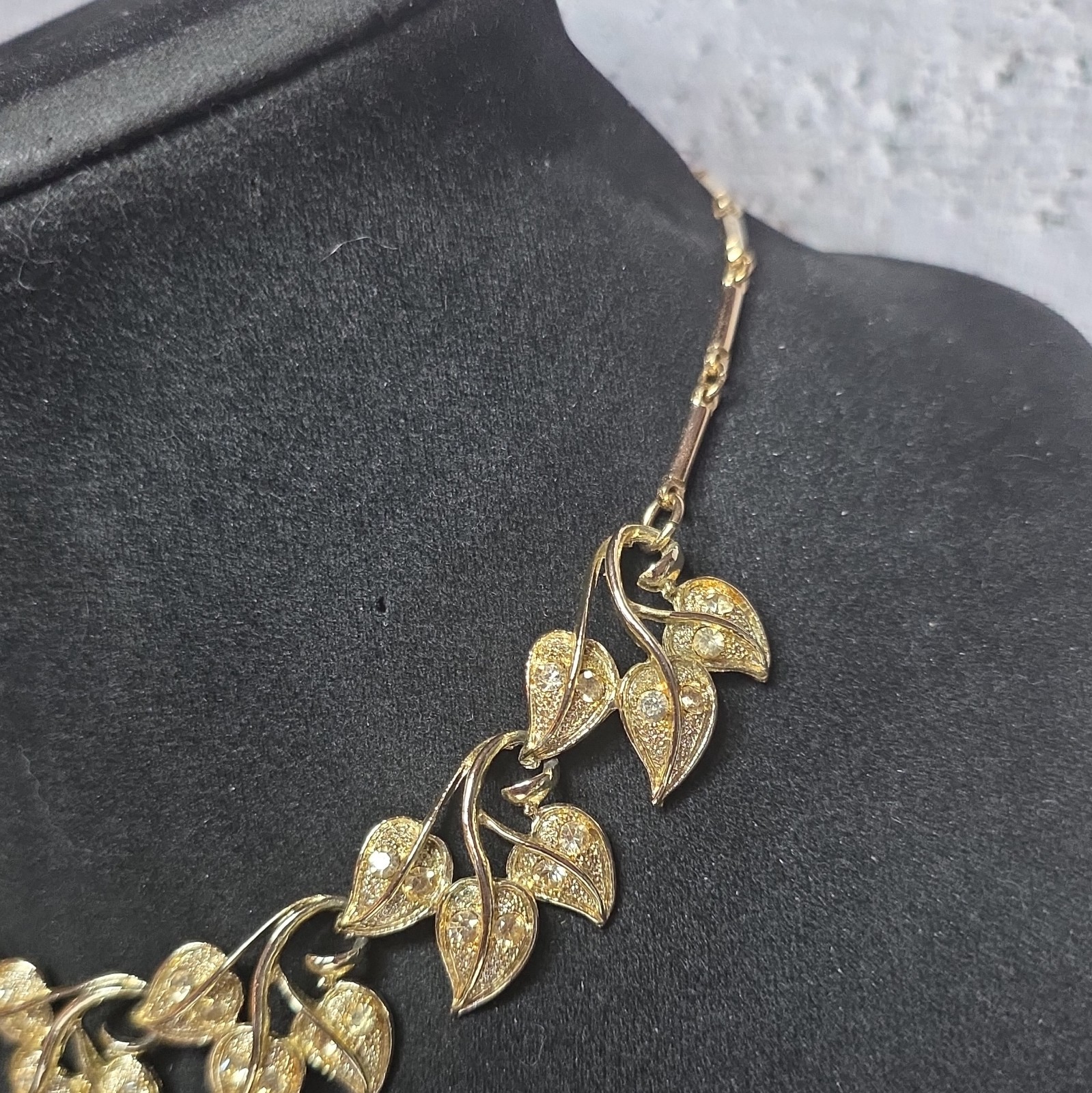 Gold Tone Leaf Motif Choker Necklace with Bar Link Chain and Hook Closure