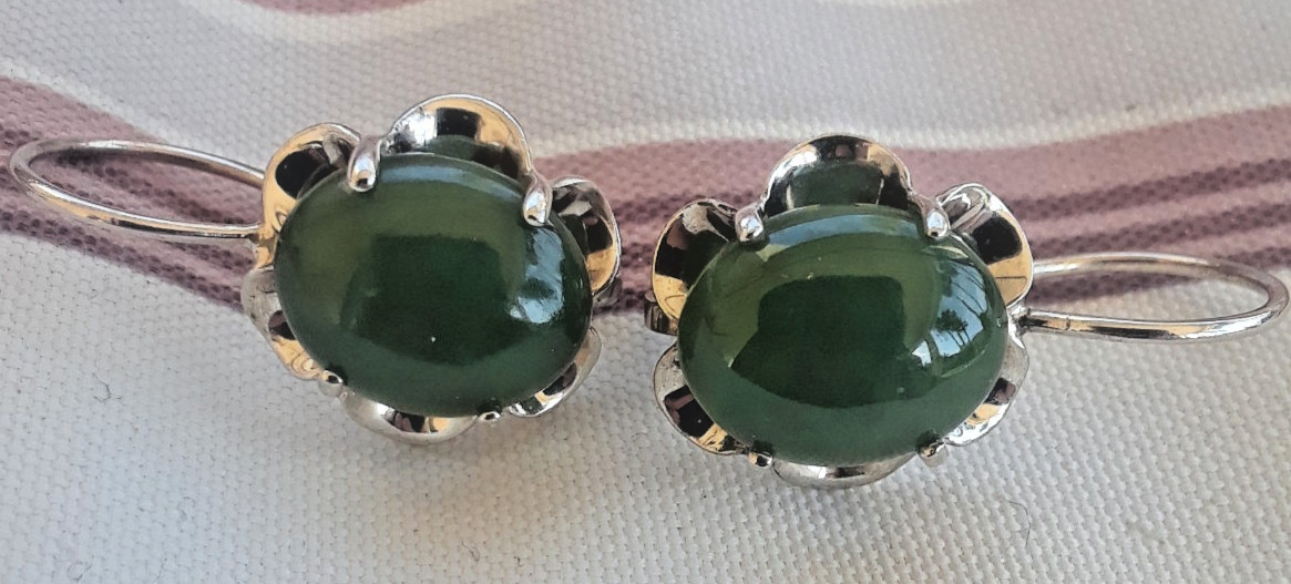 Vintage Sterling Silver Jade Cabochon Scalloped Clip Earrings, About 1″ overall