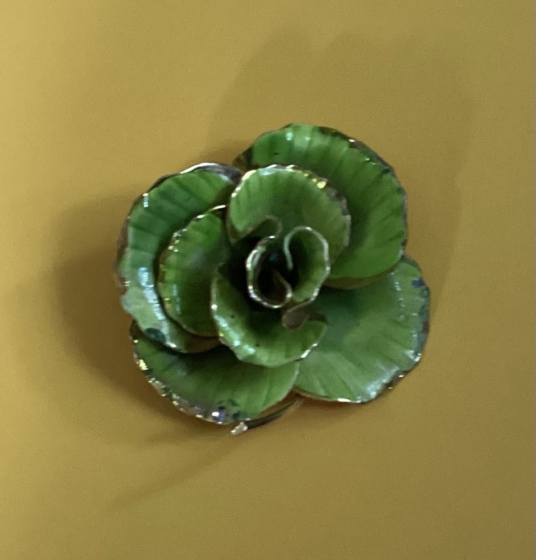 VINTAGE GLOSSY GREEN/GOLD ENAMEL METAL FLOWER BROOCH 7 PEDALS✨