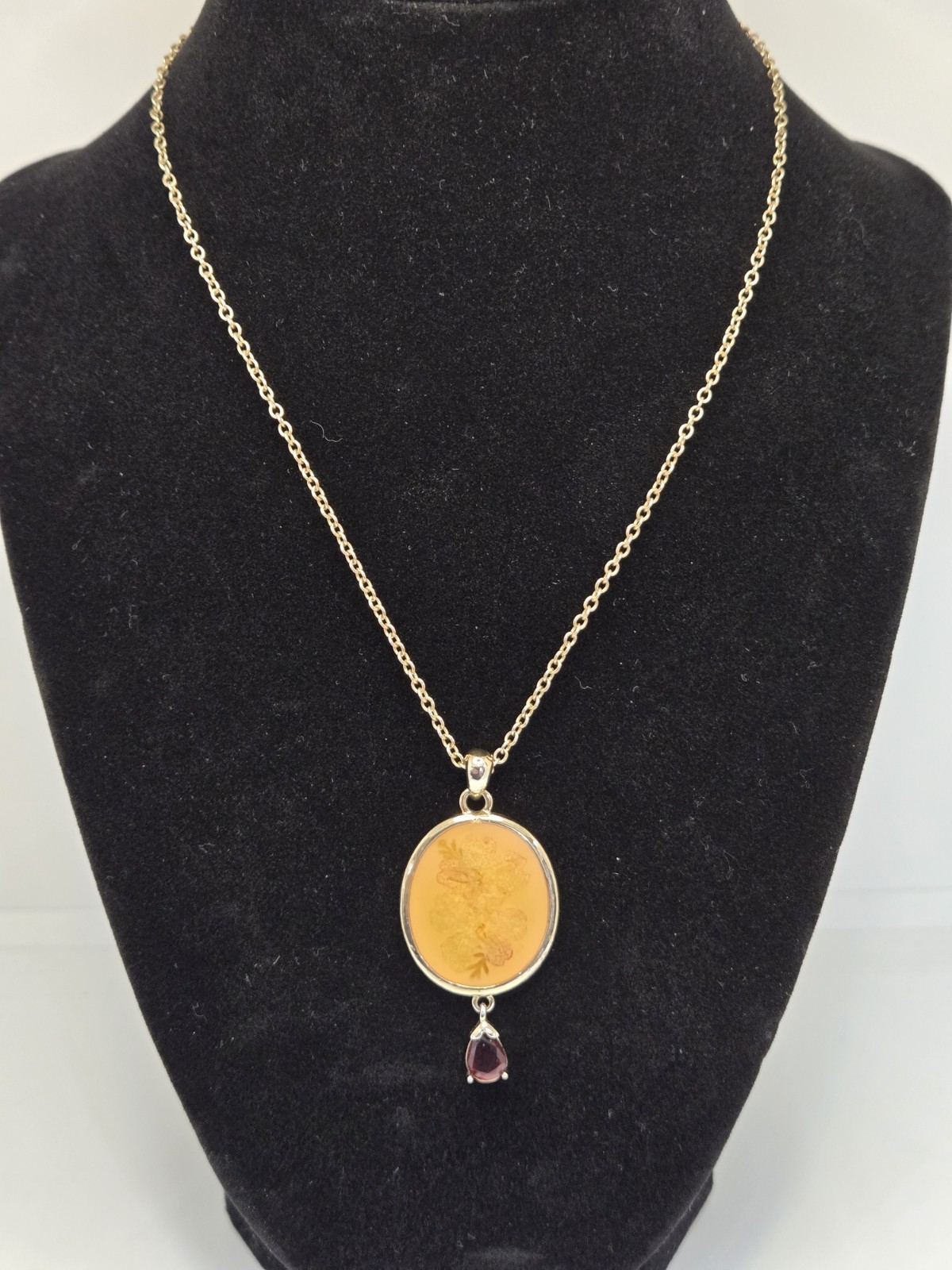 Vintage Butterscotch Amber Pendant Necklace 16″ Gold Tone Reverse Carved Floral