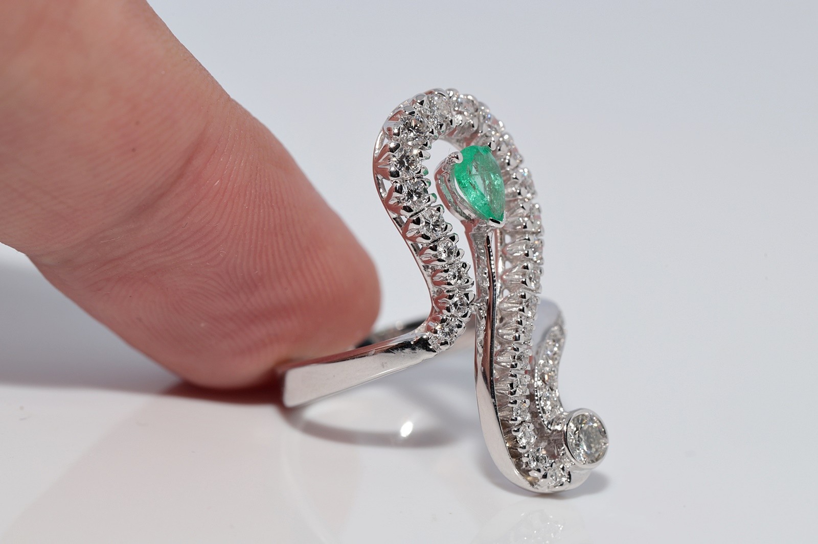 Vintage Circa 1990s 18k Gold Natural Diamond And Emerald Decorated Ring