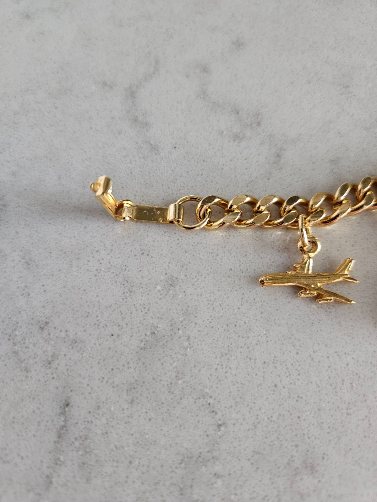 GOLD-TONE CHARM BRACELET WITH FAMOUS BUILDINGS IN CHICAGO CHARMS