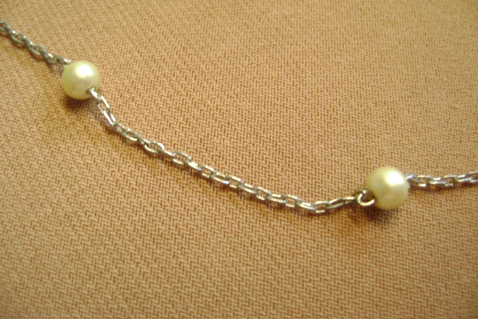 VINTAGE DAINTY AND DELICATE CHAIN & FAUX PEARL 14″ LENTH SILVER TONE NECKLACE