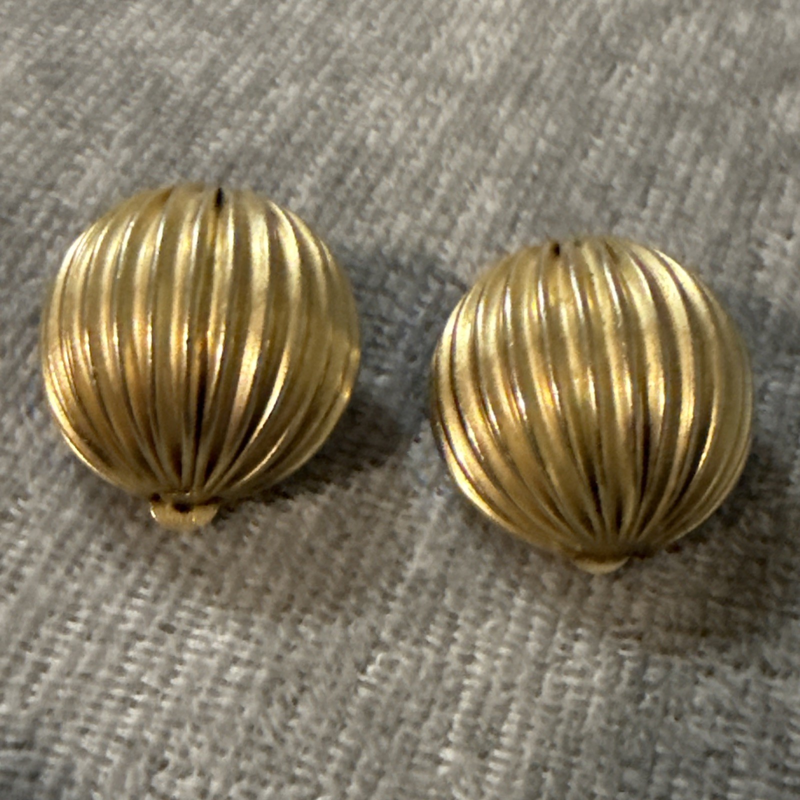 VTG GAY BOYER GOLD 1” LARGE ROUND DOME STATEMENT Ribbed CLIP EARRINGS Rare