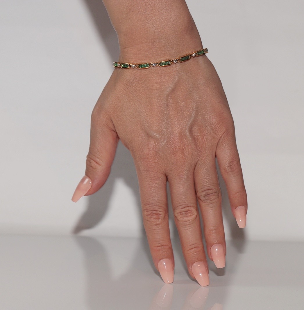 Vintage Circa 1980s 18k Gold Natural Diamond And Caliber Cut Emerald Bracelet