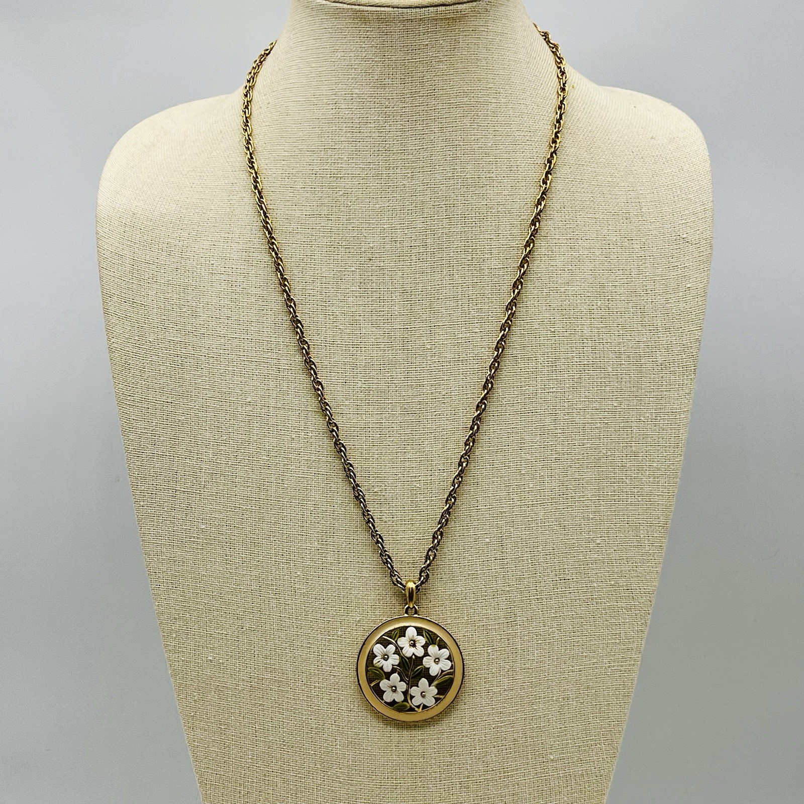 Vintage Enamel Flower Necklace White Daisy Pendant Hippie Boho 24″