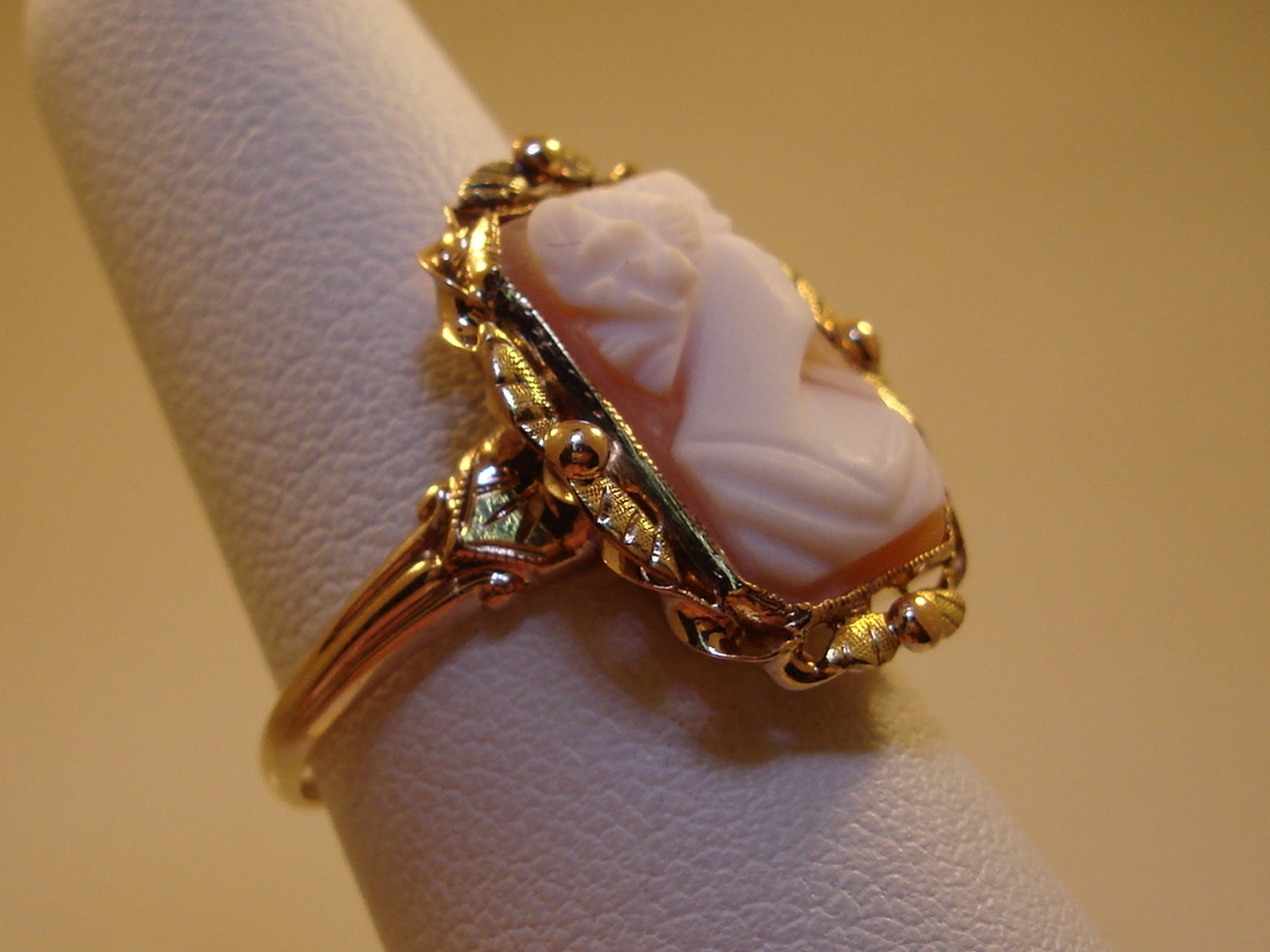 LOVELY ART DECO 10K GREEN & ROSE GOLD CARVED SHELL CAMEO RING SIGNED BDA!