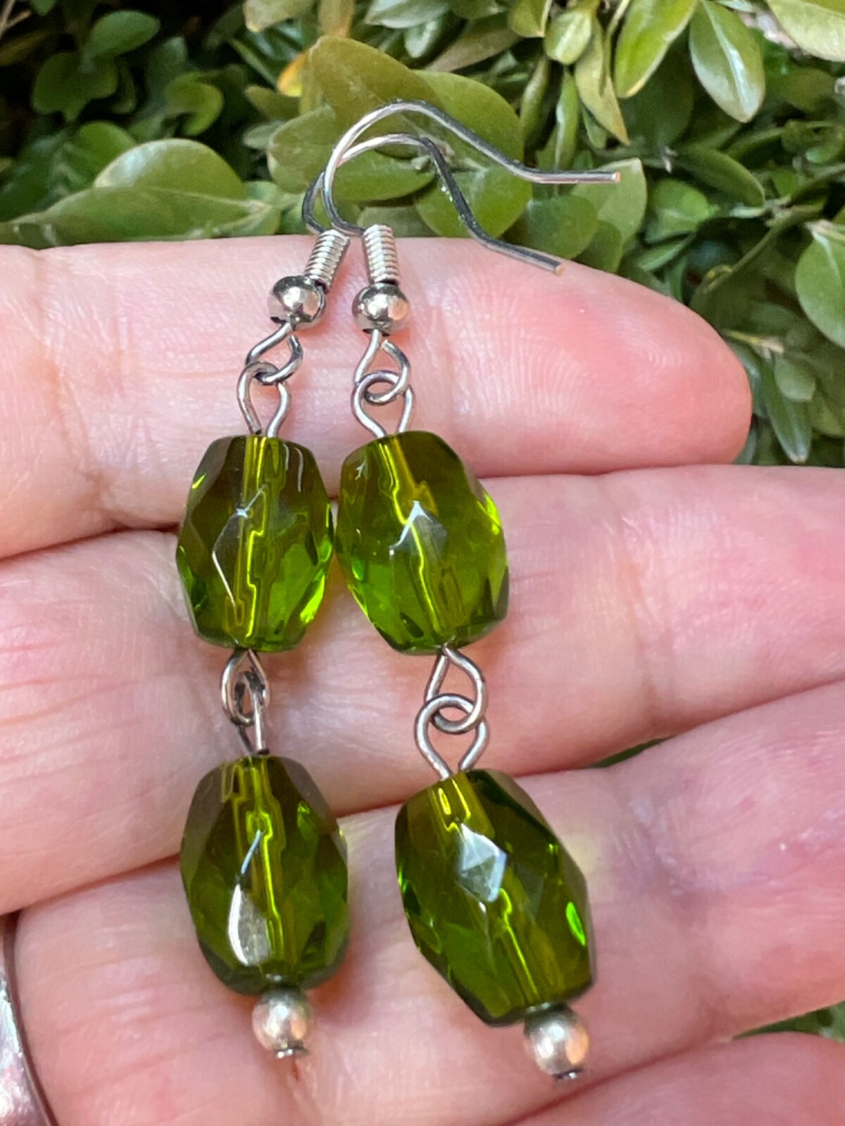 VINTAGE VIVID PERIDOT GREEN COLOR FACETED PASTE GLASS LONG DANGLE DROP EARRINGS