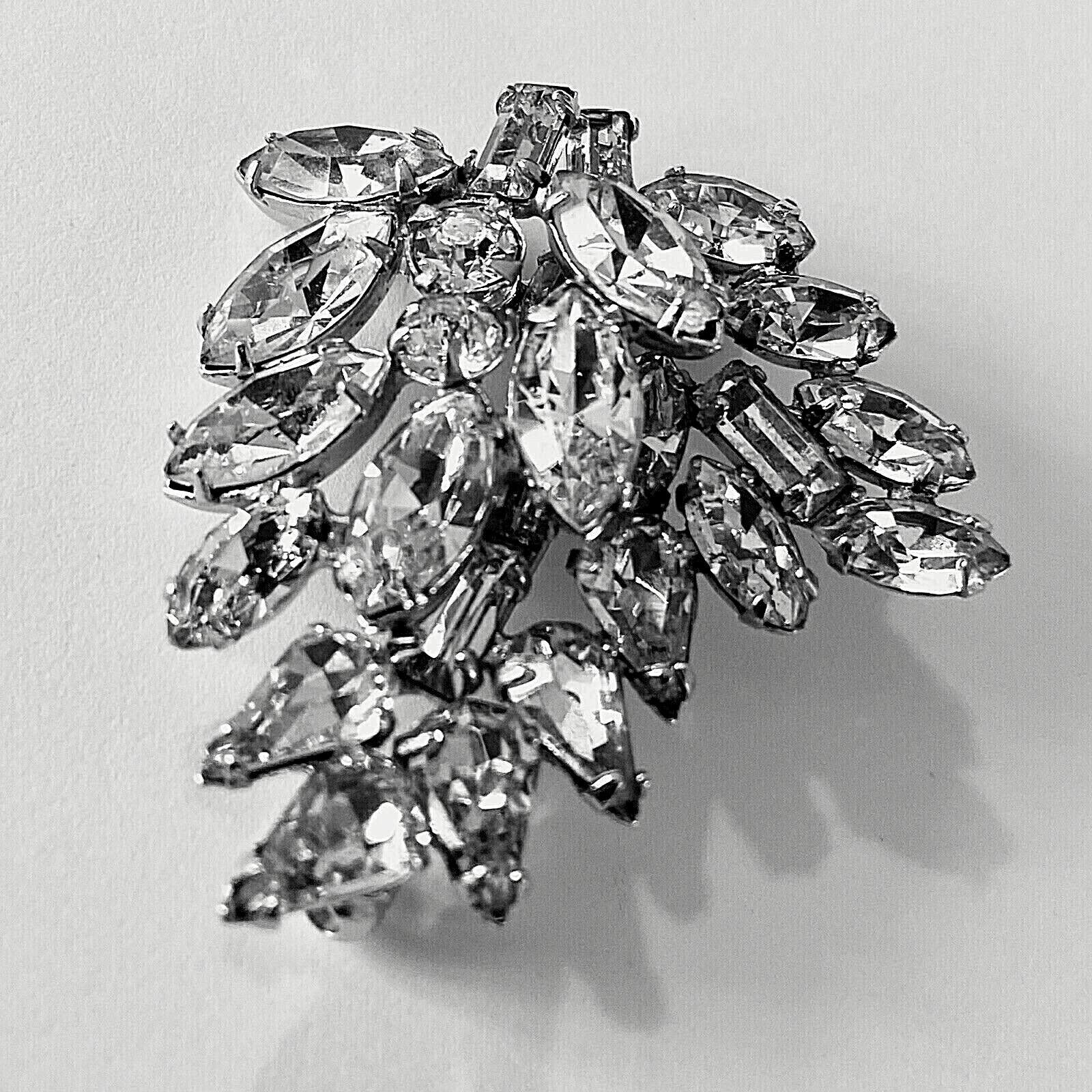 VINTAGE ART DECO SPARKLING FACETED DIFFERENT SHAPES CRYSTALS DESIGNED BROOCH PIN
