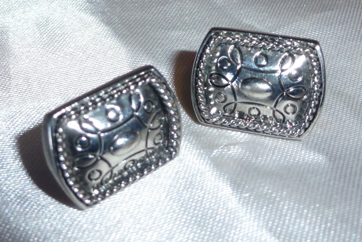 VINTAGE – ETCHED SILVERTONE SCREW-ADJUSTABLE CLIP-ON EARRINGS