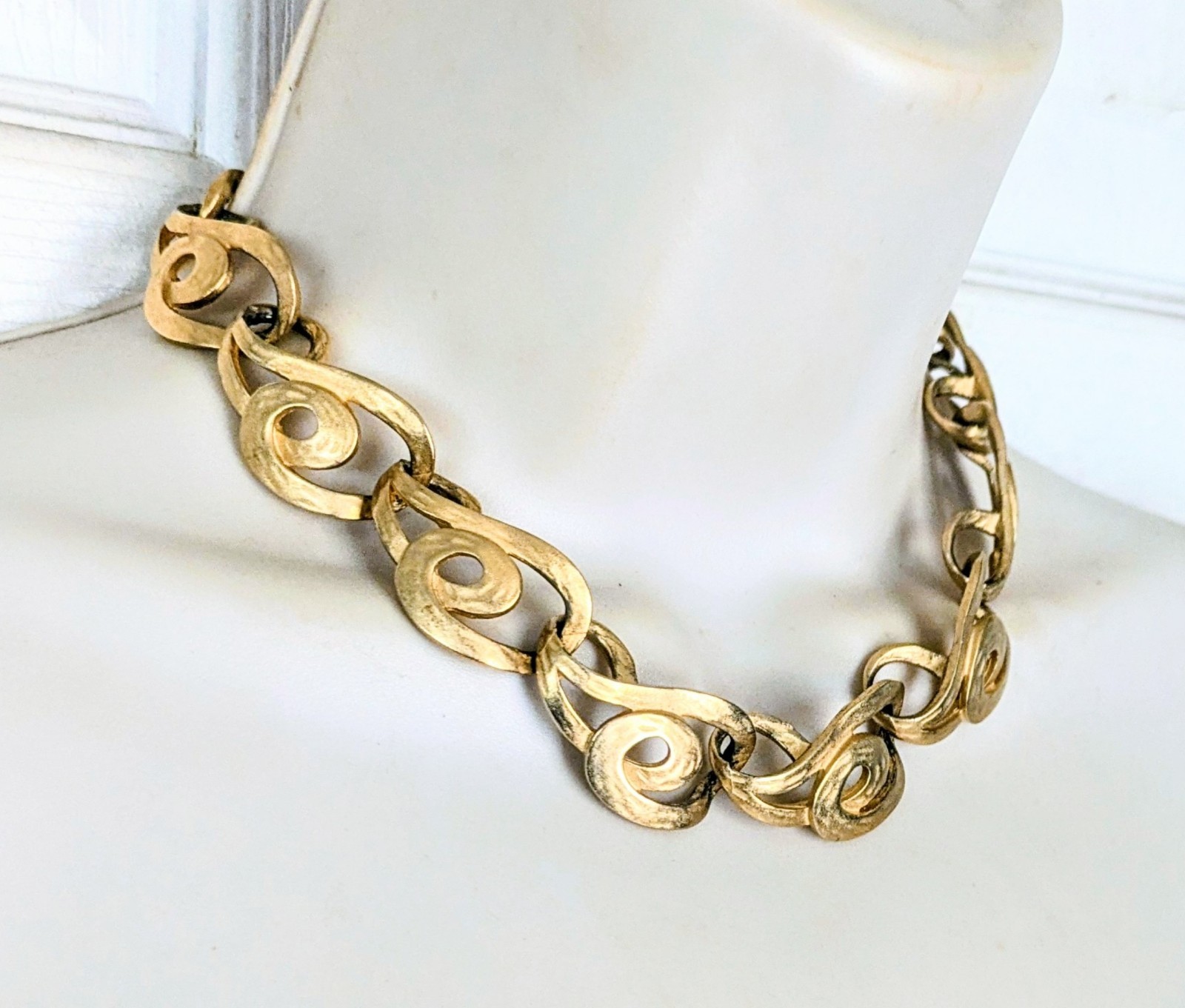 ERWIN PEARL Signed Designer Hammered Matte Gold Plate Swirl Choker Necklace 16″