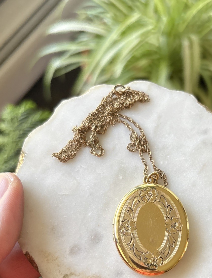Vintage Etched Flowers Floral 1.5” Oval Locket With 24” Chain Holds Photos