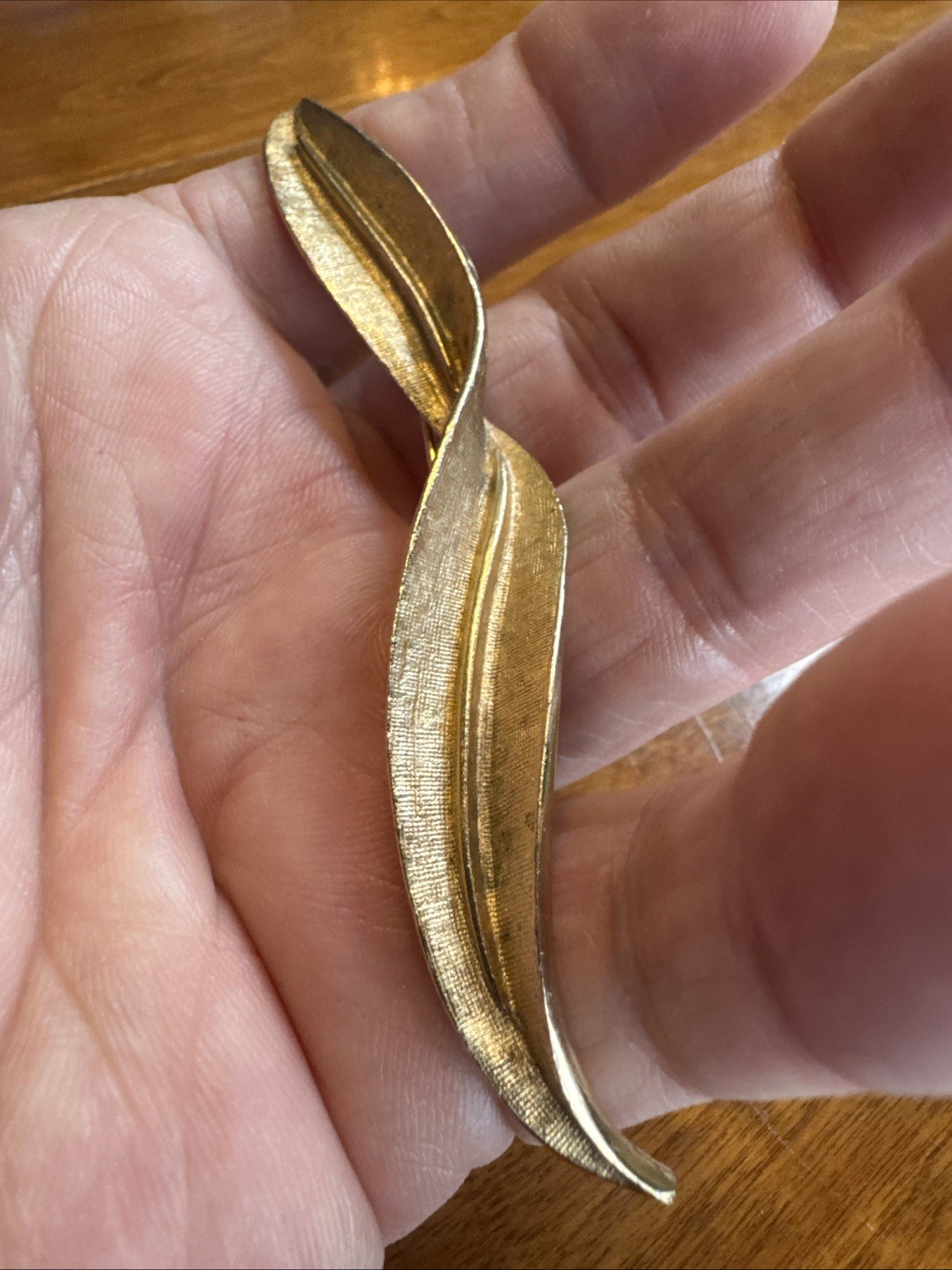 CORO Signed Vntg Long Leaf w/ Twist Gold Pin BroochTextured Gold tone 4.25″ EUC