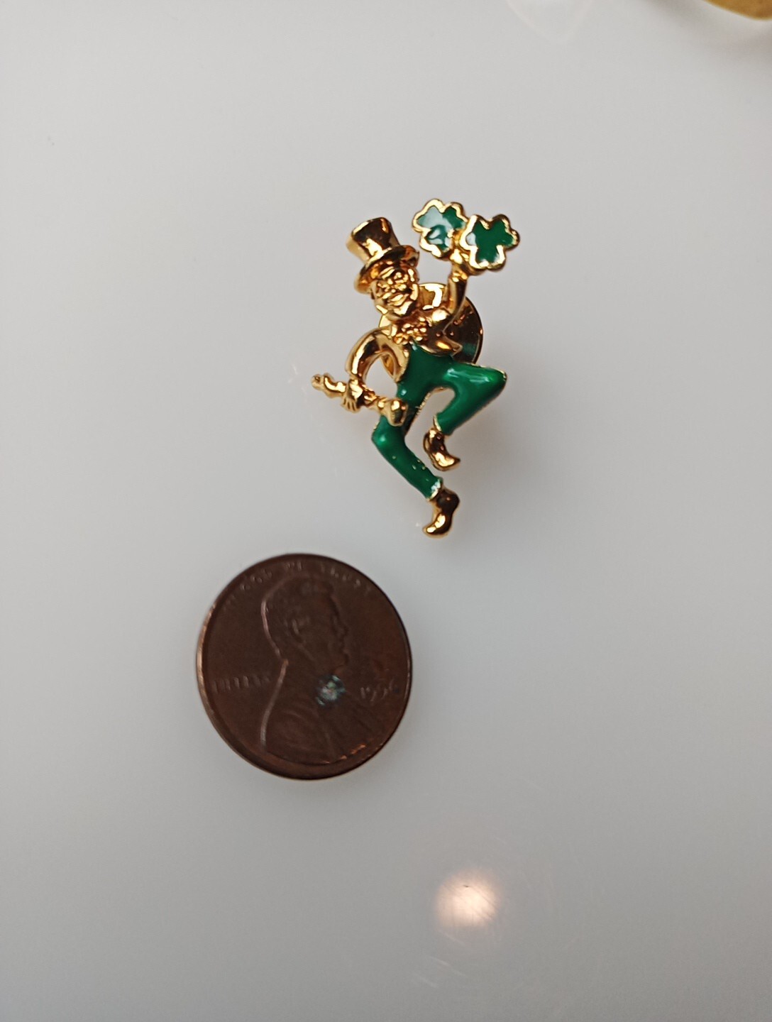 AVON 1995 St. PATRICK’s DAY Leprechaun With Cover & Stick Lapel Pin