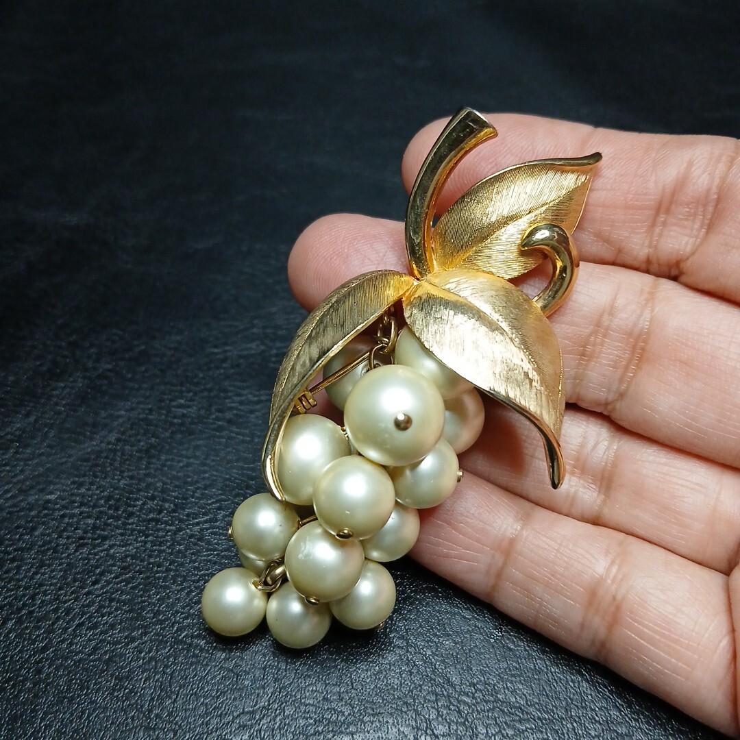 Vintage Jewelry Gold Tone Bunch Of Grapes Leaves Pin Brooch Gold Tone. 10425