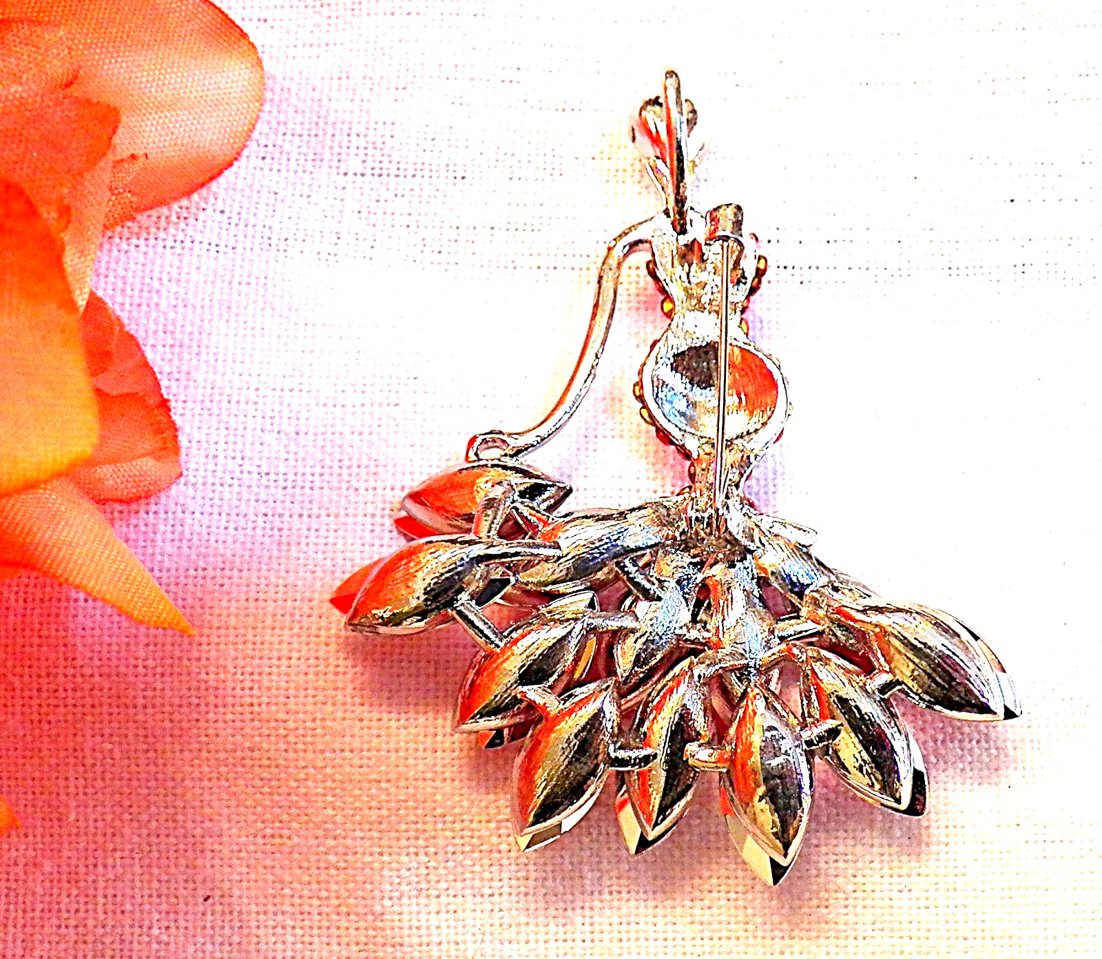 CLASSIC BROOCH PIN ELEGANT WOMAN FASHION RED DRESS RED RHINESTONES/COSTUME S K14