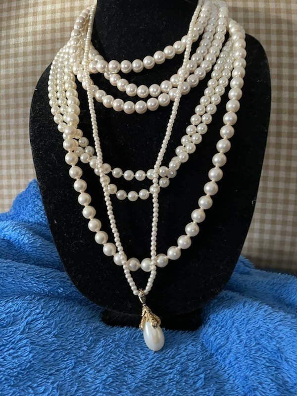 Lot 4 pieces Jewelry Unbranded + Avon Costume Pearl Necklaces–strands drops