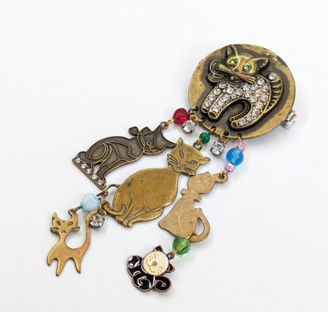 VTG Glassworks Studio Dangle Cat Charm Rhinestone Bronze/Brass Brooch Pin 4.5″