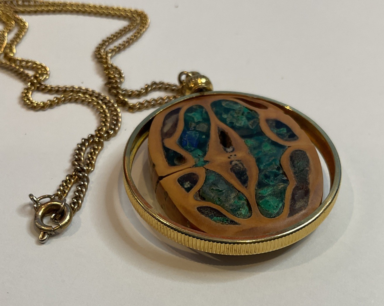 VTG Sliced Walnut Turquoise Chip Inlay Pendant 17″ Chain Gold Tone Native Mosaic