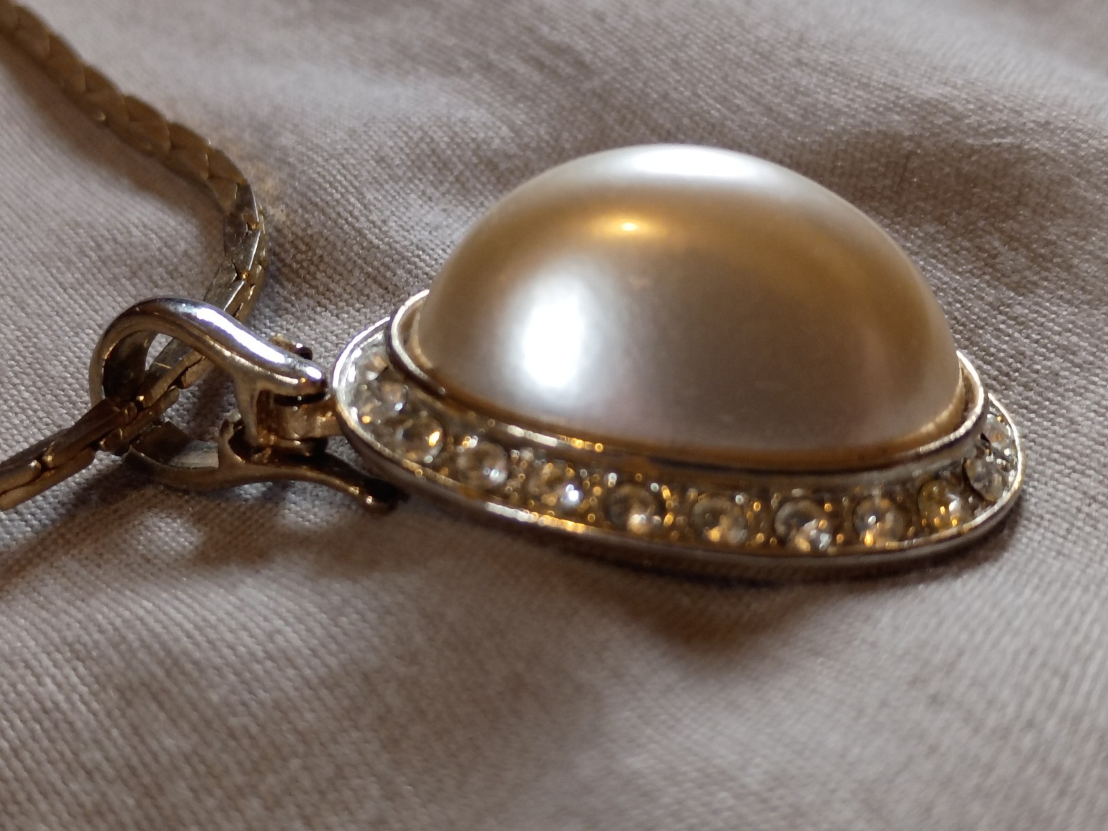 Vintage Faux Pearl Rhinestone Pendant With Korea Gold Plate Necklace.