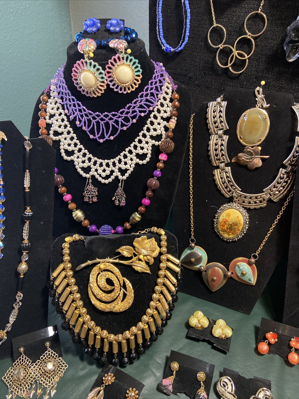 Fabulous 443 Piece Lot Of Vintage + Modern Fashion Costume Jewelry Nice Pieces