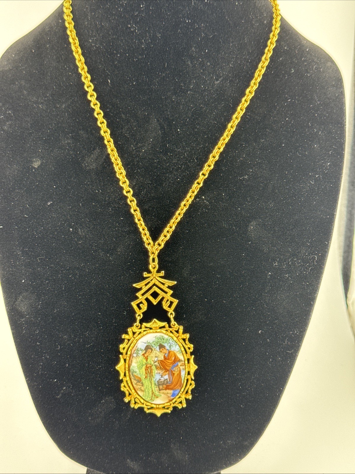 Beautiful Vintage Mode Art Asian Themed Necklace